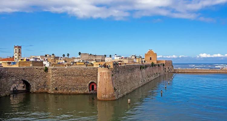 Befestigte Mauern einer historischen Küstenstadt.