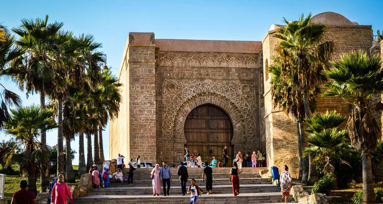 La gente se reunió frente a la Kasbah de los Udayas.