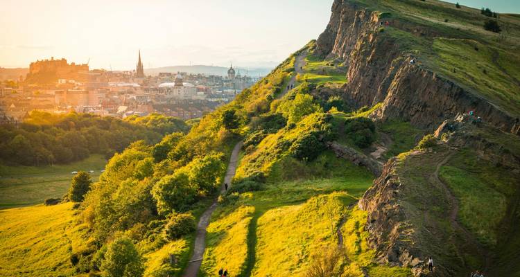 Edinburgh's landschap met Arthur's Seat en de stad tijdens het gouden uur.