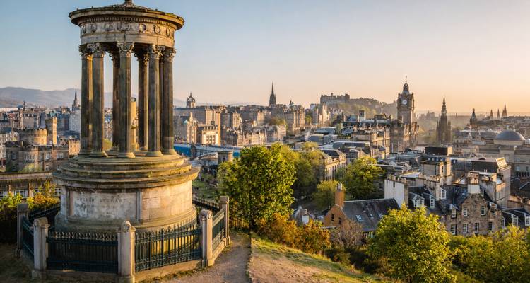 Edinburgh skyline vanaf Calton Hill bij zonsondergang met historische gebouwen.