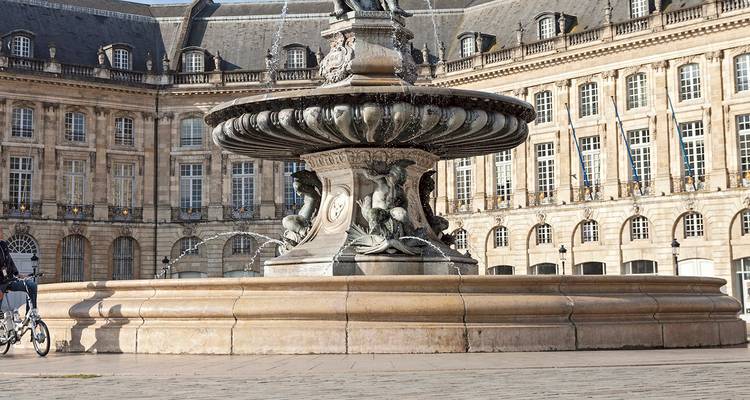 Plaza histórica con una gran fuente en el centro de la ciudad