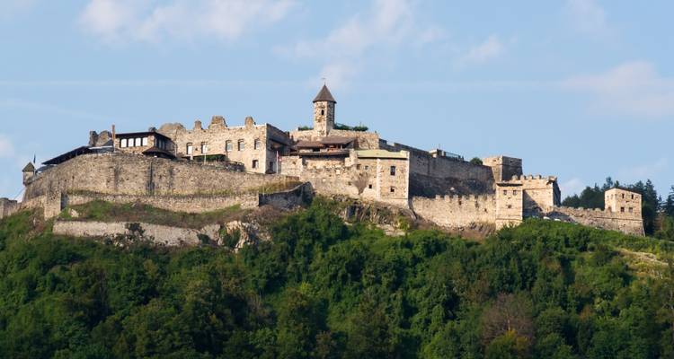 Forteresse historique sur une colline.