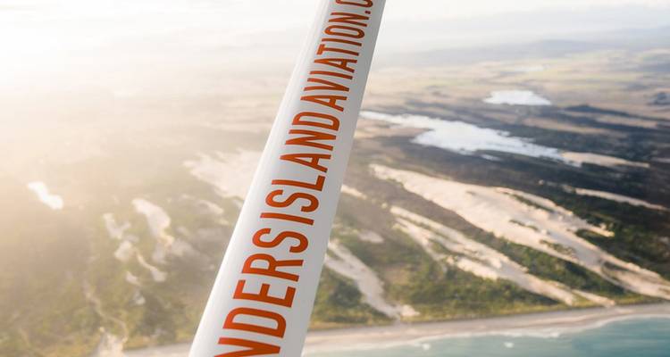 Vue aérienne depuis un petit aéronef au-dessus d'un paysage côtier