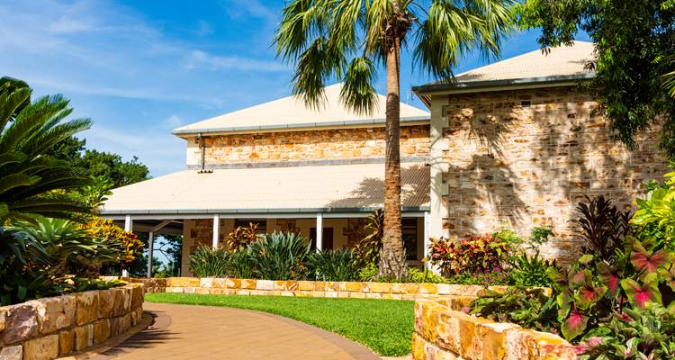 Bâtiment en pierre pittoresque entouré de jardins à Darwin, Australie.