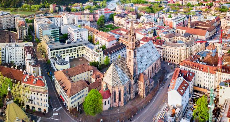 Vue aérienne du centre-ville de Bolzano avec montagnes.