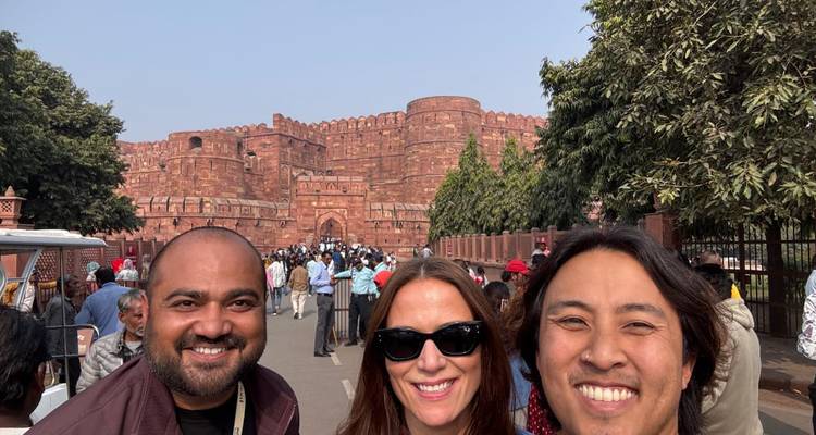 Groep mensen poseert voor een historisch fort.