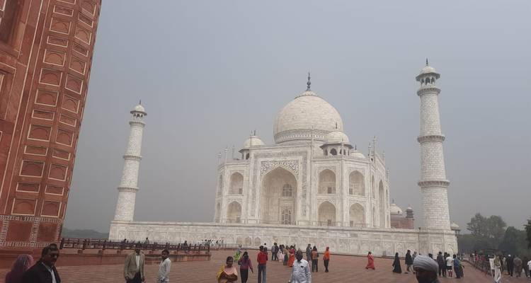 Taj Mahal met wazig lucht en bezoekers.