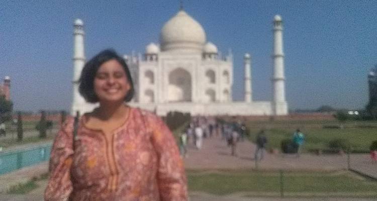 Wazig beeld van een persoon met de Taj Mahal op de achtergrond.