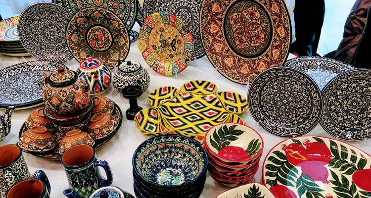 Collection colorée d'assiettes et de bols en céramique traditionnels.