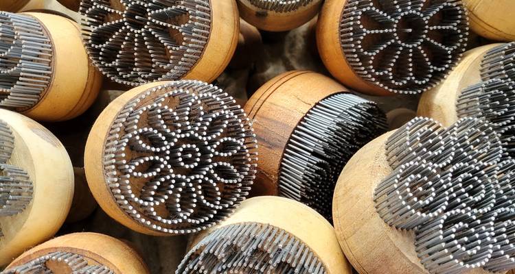 Gros plan de tampons en bois aux motifs complexes.