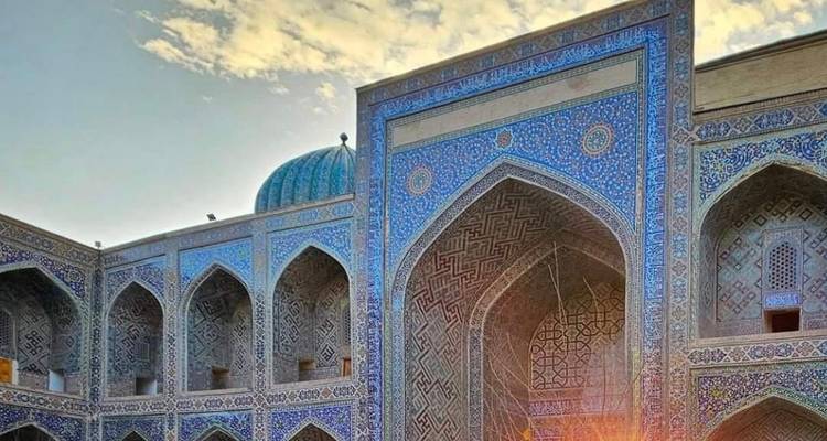 Magnifique bâtiment historique avec des carreaux bleus et des dômes.