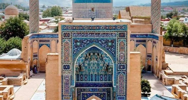 Monument historique avec trois tours cylindriques.