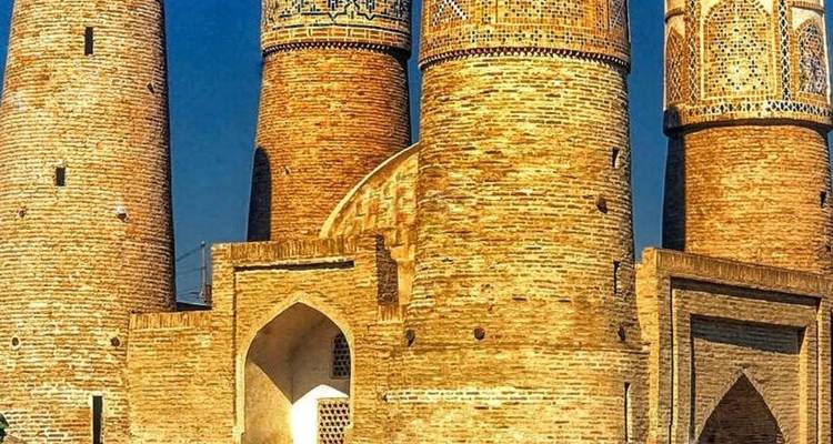 Structure majestueuse et ancienne avec des détails complexes et des dômes.