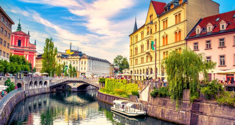 Centro de la ciudad de Ljubljana con el río Ljubljanica y Tromostovje.
