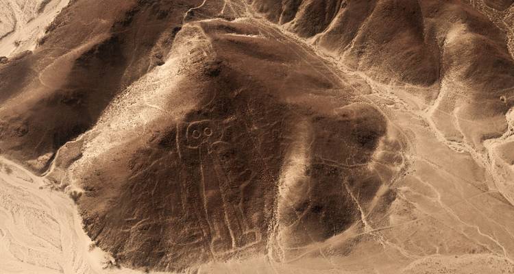 Vista aérea de un geoglifo de las Líneas de Nazca en una ladera.