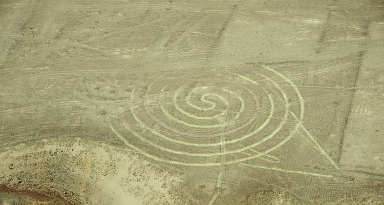 Vista aérea de un geoglifo espiral de las Líneas de Nazca.