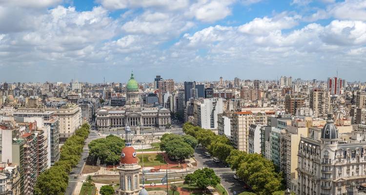 Vue panoramique du paysage urbain de Buenos Aires avec le bâtiment du Congrès au loin.