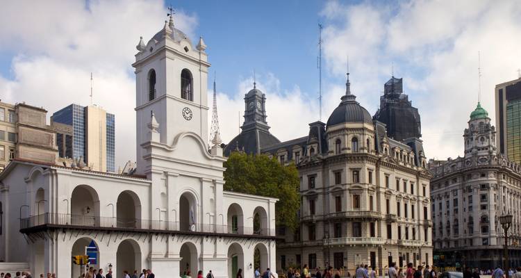 Cabildo historique avec l'architecture classique environnante à Buenos Aires.