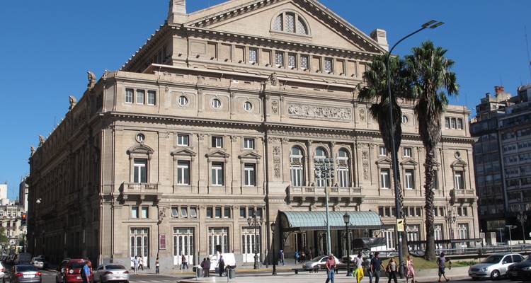 Le théâtre historique Colón de Buenos Aires par une journée ensoleillée.