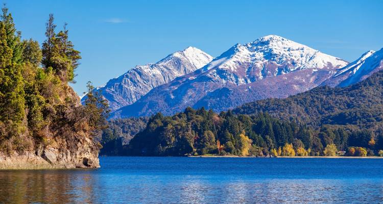 Vue panoramique des montagnes et du lac avec un ciel bleu.