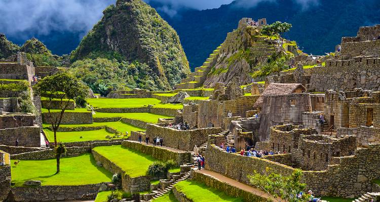 Machu Picchu Ruinen mit Besuchern, die die antiken Terrassen erkunden