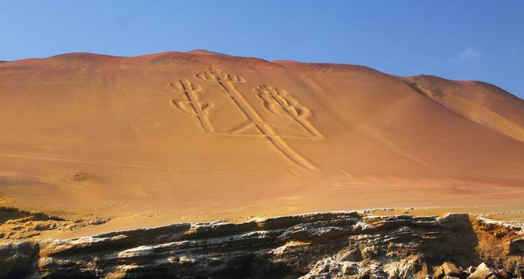 Wüstenlandschaft mit dem Paracas-Kandelaber-Geoglyph, der in einen Berg eingemeißelt ist.