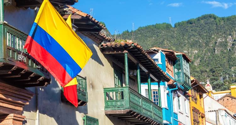 Bâtiments coloniaux colorés avec un drapeau colombien.