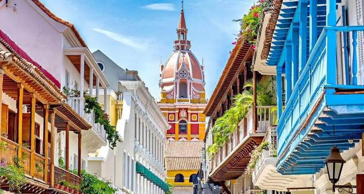 Bâtiments coloniaux vibrants avec un dôme d'église en arrière-plan.