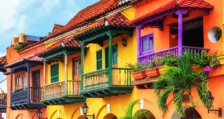 Bâtiments colorés avec des balcons en bois en surplomb.