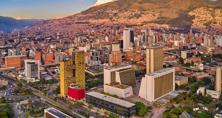Paysage urbain tentaculaire avec des montagnes en arrière-plan.