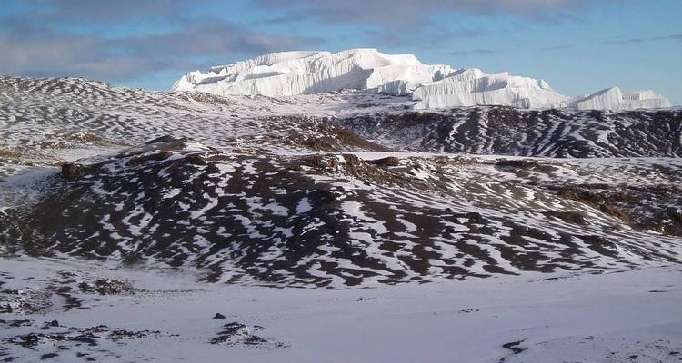 Paysage de montagne enneigée.