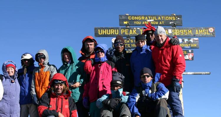 Groupe de grimpeurs au sommet du Kilimandjaro.