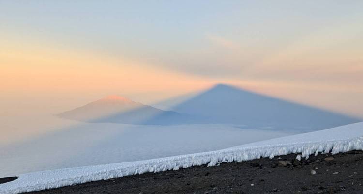 Ombre d'une montagne sur une mer de nuages.