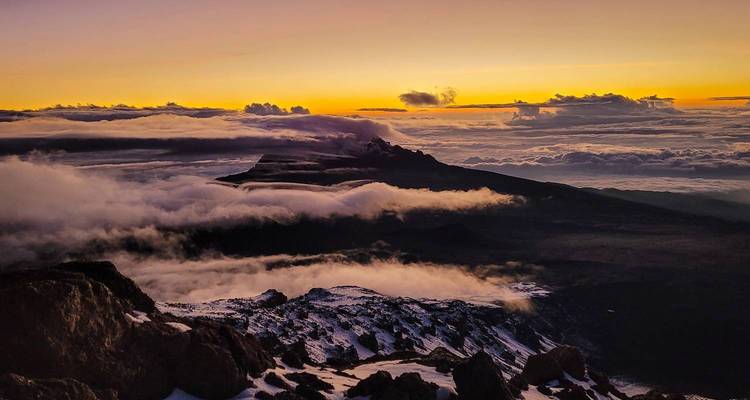 Coucher de soleil spectaculaire au-dessus d'un sommet de montagne.