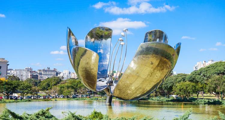 Escultura floral en un parque.
