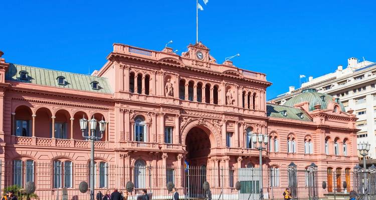 Casa Rosada en Buenos Aires con un cielo despejado.