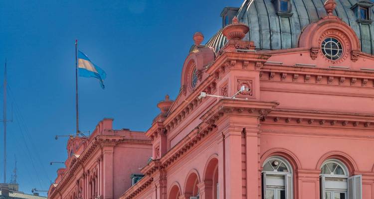 Primer plano de la Casa Rosada con una bandera argentina.