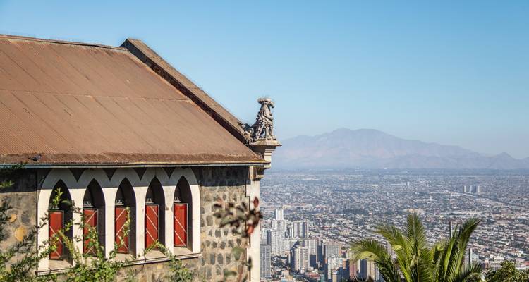 Vista sobre Santiago con montañas al fondo.