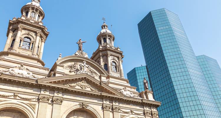 Edificios históricos y modernos lado a lado en Santiago.