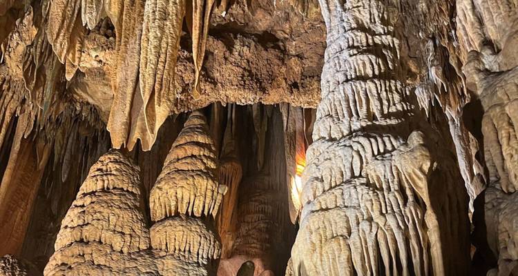 Impresionantes formaciones de cuevas con estalactitas y estalagmitas.