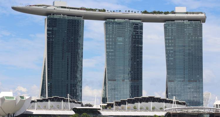 Les tours emblématiques de Marina Bay Sands et le musée ArtScience sous un ciel dégagé à Singapour.