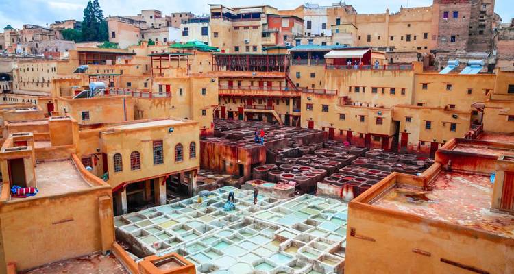 Vue aérienne de la tannerie de cuir de Chouara avec ses fosses de teinture colorées et ses bâtiments ocre à Fès.
