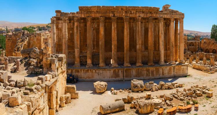 Vue panoramique du grand Temple de Bacchus avec ses colonnes imposantes à Baalbek.