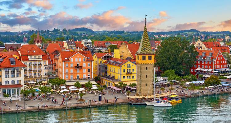 Front de mer pittoresque avec des bâtiments colorés et une tour à Lindau, Allemagne.