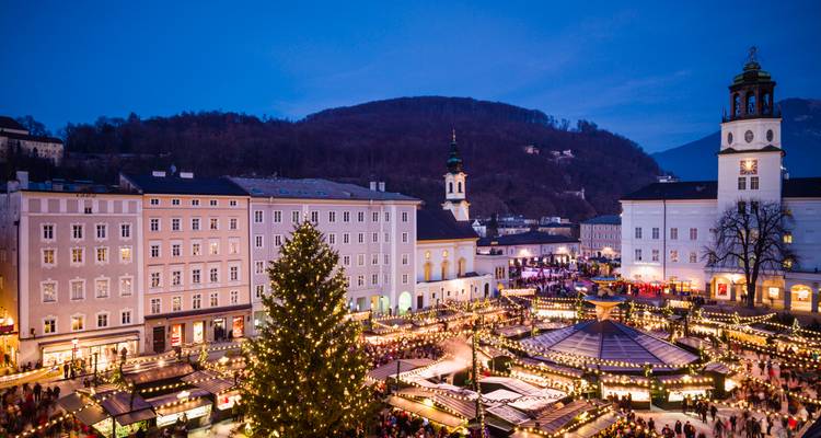 Marché de Noël à Salzbourg la nuit.
