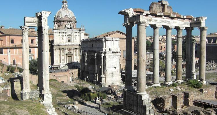 Ruines du Forum romain et architecture environnante à Rome.