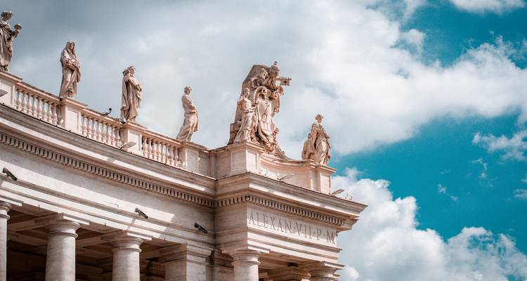 Détail des sculptures sur la Basilique Saint-Pierre, Cité du Vatican.