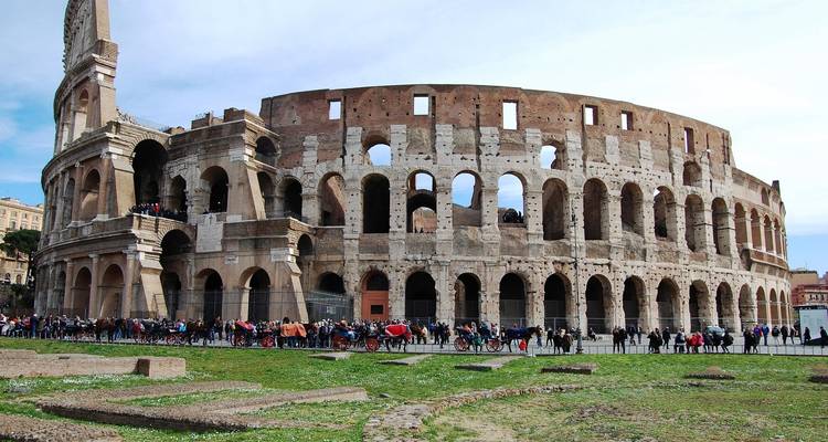 Extérieur du Colisée avec des touristes à Rome.