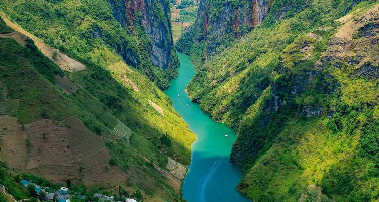 Panoramisch uitzicht op een rivierkloof met boten.