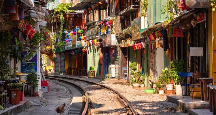 Kleurrijke straat met spoorlijnen in Hanoi.